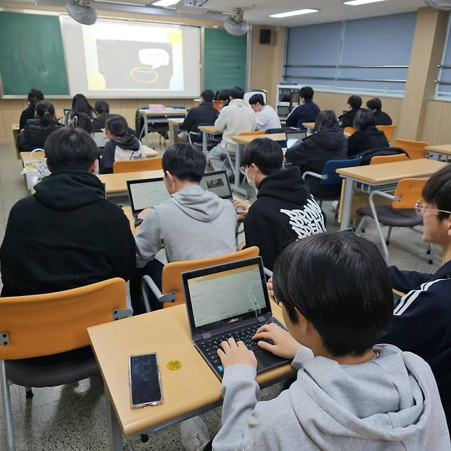 학생들끼리 서로의 감정을 파악해 이해하면서 알아가는 시간이다. 경기 고양시 주엽고 학생들이 챗 GPT를 활용한 ‘관계가꿈’ 수업을 듣고 있다(아래). 꾸미루미 제공