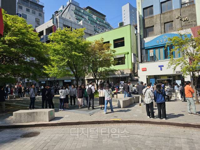 서울 을지로2가의 SKT 공식 대리점 T월드 앞에 유심 교체를 위해 찾아온 가입자들이 순서를 기다리고 있다. 김영욱 기자