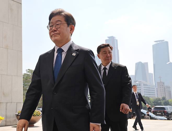 더불어민주당 이재명 대선 후보가 28일 국회에서 열린 당 최고위원회의에 참석하기 위해 본청으로 들어서고 있다. 지난 27일 민주당 대선 후보로 공식 선출된 이 후보는 기존의 신변보호 조치 보다 한층 강화된 국무총리급 인사에게 적용되는 경호를 받게 된다. 연합뉴스