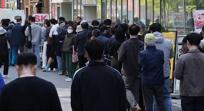 SKT, 유심 교체 기다리는 시민들 (서울=연합뉴스) 이진욱 기자 = 가입자 유심(USIM) 정보를 탈취당한 SK텔레콤이 유심 무료교체 서비스를 시작한 28일 서울 시내 한 SKT 대리점에서 시민들이 유심 교체를 위해 줄을 서 차례를 기다리고 있다. 2025.4.28 cityboy@yna.co.kr (끝)