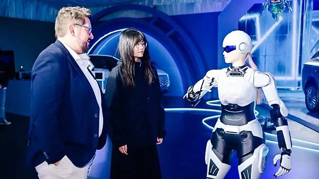 체리 자동차 대리점에 등장한 'AiMOGA(AI모가)'라는 이름의 인공지능(AI) 여성형 판매 로봇. 사진=체리