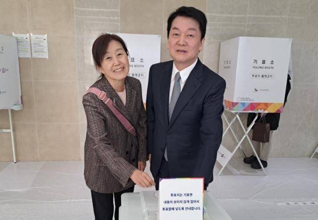 안철수(오른쪽) 국민의힘 의원이 지난 2일 경기 성남 백현동 제6투표소에서 부인 김미경 서울대 교수와 함께 4·2 재보궐 선거 투표를 하고 있다. 안철수 의원실 제공