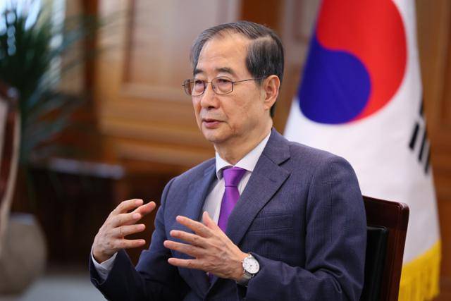 한덕수 대통령 권한대행이 지난 22일 서울 종로구 정부서울청사에서 영국 언론사 더 이코노미스트와 인터뷰를 하고 있다. 국무총리실