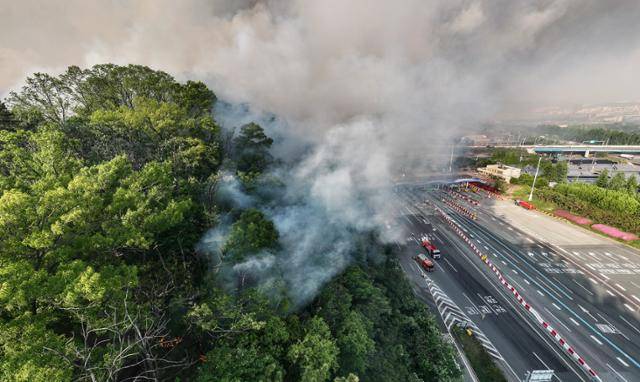 28일 대구 북구 노곡동 함지산에서 발생한 산불이 경부고속도로 북대구IC 인근까지 번지고 있다. 대구=연합뉴스