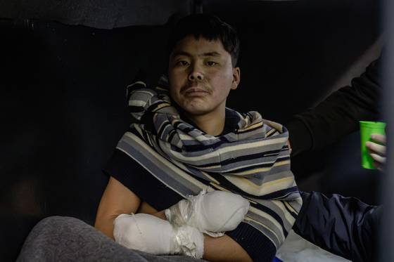 지난 1월 볼로디미르 젤렌스키 우크라이나 대통령은 우크라이나군이 러시아 서부 쿠르스크 지역에서 북한 군인 2명을 생포했다고 밝혔다. 사진은 젤렌스키 대통령이 공개한 생포된 북한 군인. 젤렌스키 대통령 엑스 캡처