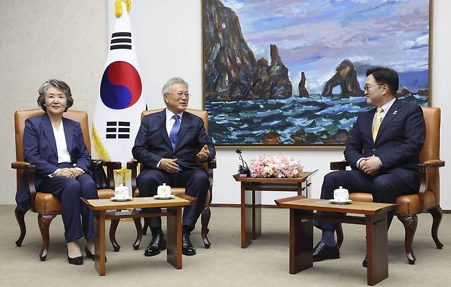 문 전 대통령·김정숙 여사-우원식 국회의장 면담 (지난 25일) 출처 : 연합뉴스