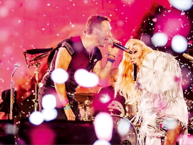 지난 25일 막을 내린 콜드플레이 내한 공연에서 리더 크리스 마틴(왼쪽)과 블랙핑크 멤버 로제가 ‘아파트’를 열창하고 있다. 콜드플레이 공식 인스타그램