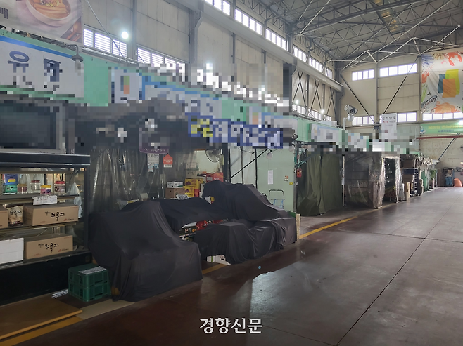 마포농수산물시장에 입점한 점포들이 서울하프마라톤이 진행된 27일 오전 폐점해 있다. 김태욱 기자