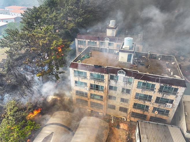 28일 오후 2시2분 대구 북구 노곡동 함지산에서 발생한 산불이 인근인 조야동 민가까지 확산하고 있다. 연합뉴스