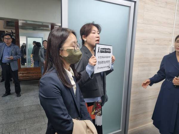 인천교사노조 등 교원단체 관계자들이 인천시교육청을 찾아 항의하고 있다. 정성식기자