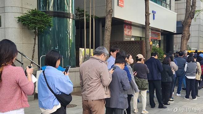28일 유심 교체를 위해 SKT 고객들이 삼성전자 서초사옥 인근 SKT 대리점에 줄 서 있다./사진=윤지혜 기자