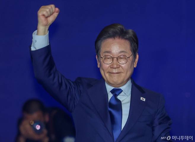 (고양=뉴스1) 안은나 기자 = 이재명 더불어민주당 대통령 후보가 27일 경기 고양시 킨텍스에서 열린 수도권·강원·제주 합동연설회에 참석해 최종 후보 수락 연설을 마친 뒤 인사하고 있다. 2025.4.27/뉴스1 Copyright (C) 뉴스1. All rights reserved. 무단 전재 및 재배포, AI학습 이용 금지. /사진=(고양=뉴스1) 안은나 기자