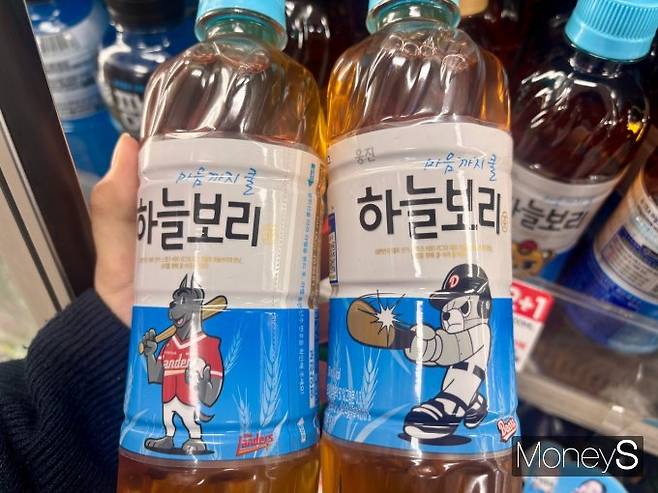 웅진식품과 KBO가 콜라보해 출시한 '하늘보리 KBO 에디션'의 모습. 각 구단별 마스코트가 그려진 라벨이 야구팬들의 지갑을 열고 있다. /사진=박세희 기자