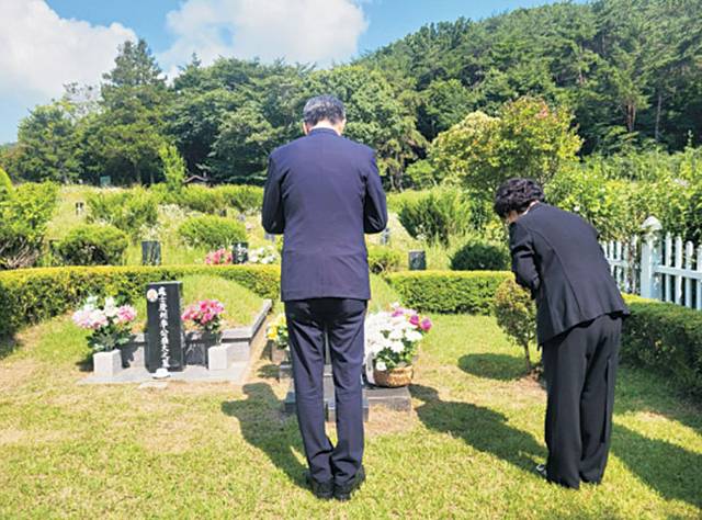 미즈시마 고이치 주한 일본대사가 지난해 7월 12일 부산시립공원묘지에 위치한 고 이수현 씨의 묘지를 참배하고 있다. 주한 일본대사관 제공