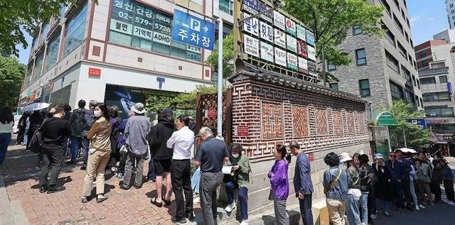 SK텔레콤이 유심 고객정보 해킹 사고로 관련 유심 무료 교체 서비스에 나선 28일 서울 시내 한 SK텔레콤 대리점 앞에 점심시간을 이용해 유심을 교체하려는 시민들이 줄지어 서 있다. 연합뉴스