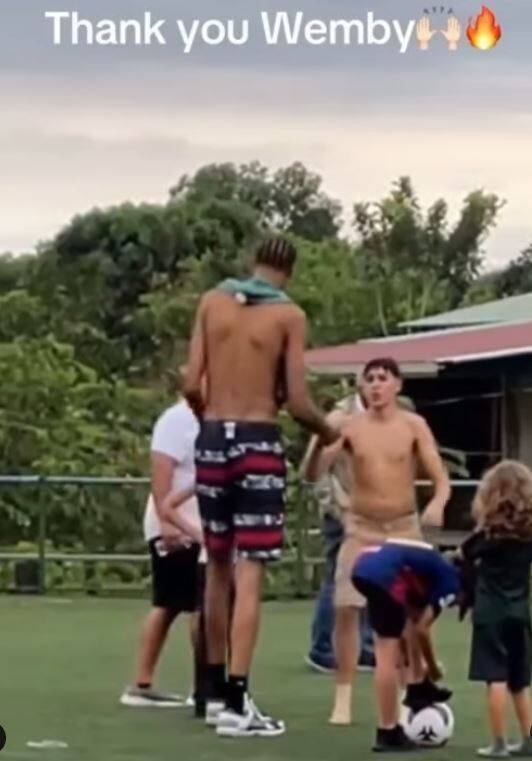 경기후 함께 뛴 선수들과 인사하고 있는 웸반야마./소셜미디어