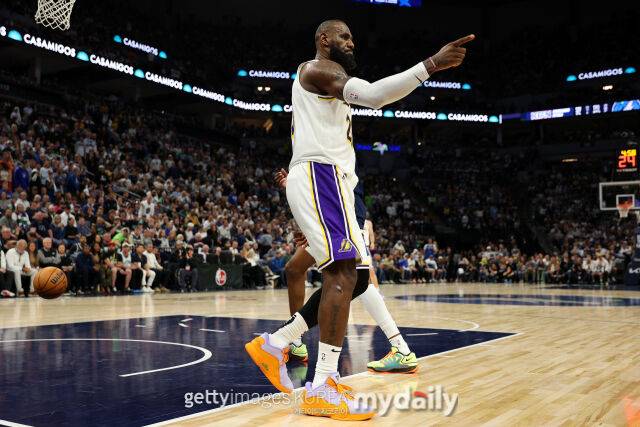 28일 미네소타와 경기에서 득점 후 기뻐하는 르브론. /게티이미지코리아