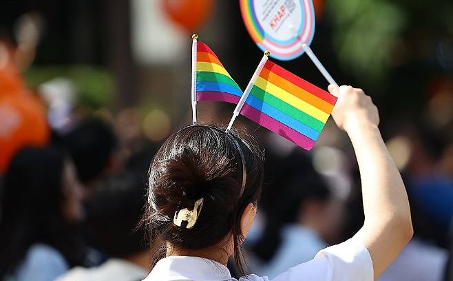 서울퀴어퍼레이드 참가자가 무지개 깃발이 달린 머리띠를 착용하고 있다. 연합뉴스