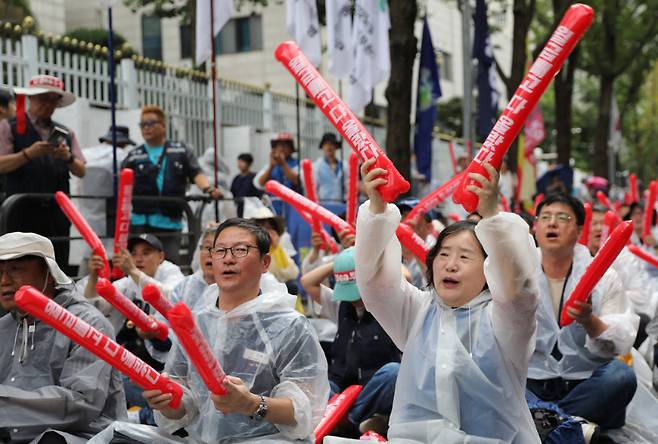 대한민국공무원노조총연맹 조합원들이 지난해 7월 서울 종로구 정부서울청사에서 공무원 임금 정액 인상을 촉구하는 구호를 외치고 있다. 뉴스1
