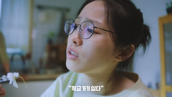 피로회복제 박카스 선생님편의 한 장면. 초등학교 교사가 학교 가기 싫다고 투정하며 피로한 상황을 위트있게 표현했다. 하지만 현실에선 교사 인기가 갈수록 하락하고 있다. 광고 영상 캡처