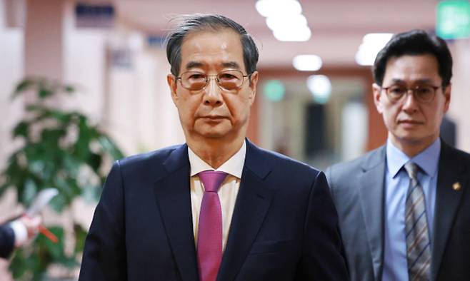 한덕수 대통령 권한대행 국무총리(왼쪽)와 손영택 국무총리 비서실장. 연합뉴스