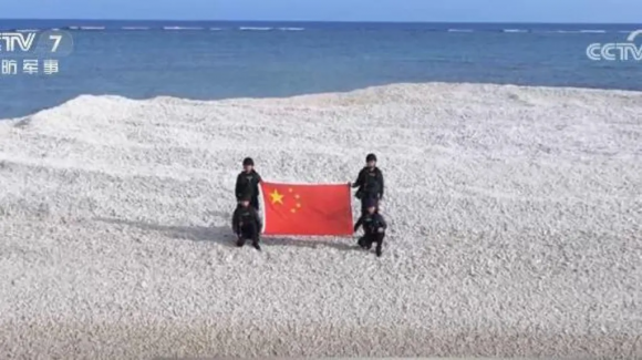 중국 관영언론이 자국 해안경비대가 필리핀과 영토 분쟁 중인 스프래틀리 군도의 샌디 케이 암초에서 오성홍기를 펼친 모습을 공개했다. 중국 중앙(CC)TV 캡처