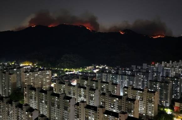 야간에도 확산하는 대구 북구 산불 - 28일 밤 대구 북구 노곡동과 조야동 인근 산을 따라 불이 주택가 방향으로 확산하고 있다. 2025.04.28. 뉴시스
