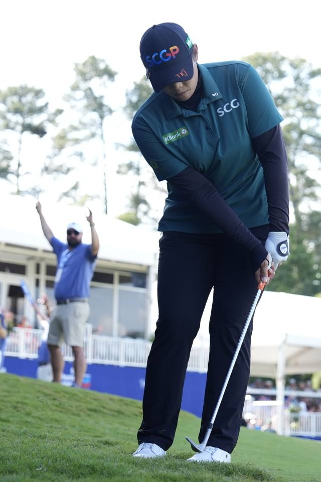 칩샷을 실수하는 쭈타누깐. 사진 제공=AP연합뉴스