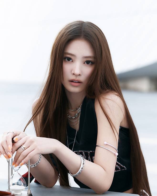 MEOVV 안나. 더블랙레이블