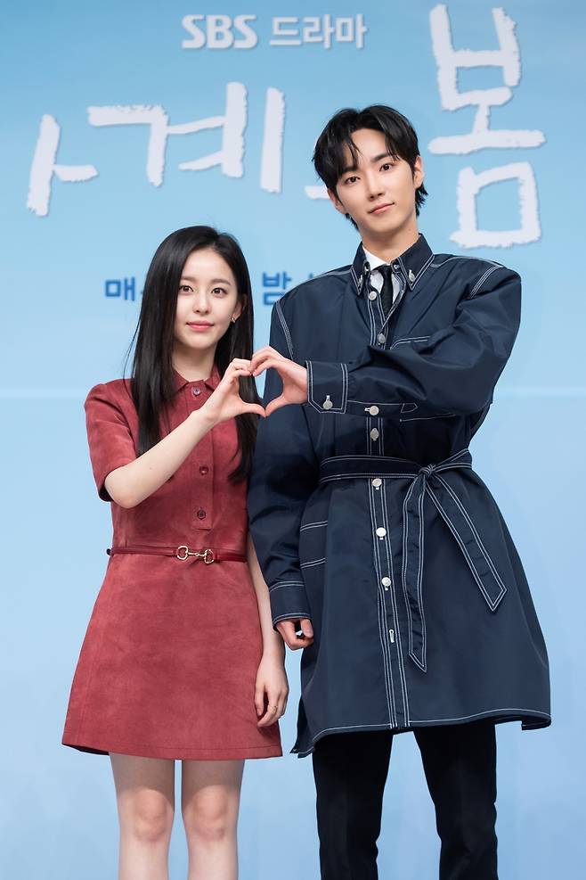 배우 박지후와 하유준이 28일 오후 서울 목동 SBS홀에서 열린 SBS 새 수요극 ‘사계의 봄’ 제작발표회에 참석해 포즈를 취하고 있다. 사진 SBS