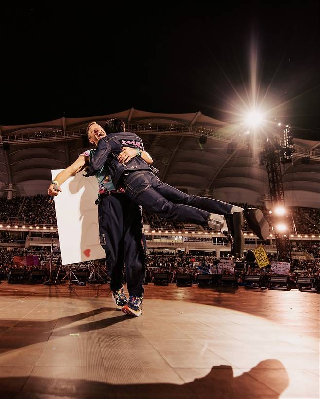 "함께 노래해줘서 고마워요♥" 콜드플레이가 공개한 韓 콘서트 순간 with 방탄소년단 진