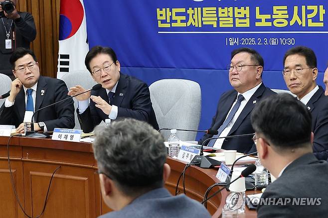 '주52시간제 예외' 반도체법 토론회 좌장 맡은 이재명 대표 (서울=연합뉴스) 김주성 기자 = 더불어민주당 이재명 대표가 3일 국회에서 '행복하고 정의로운 대한민국, 반도체특별법 노동시간법 적용제외 어떻게?'라는 주제로 열린 '정책 디베이트'를 주재하고 있다. 2025.2.3 utzza@yna.co.kr