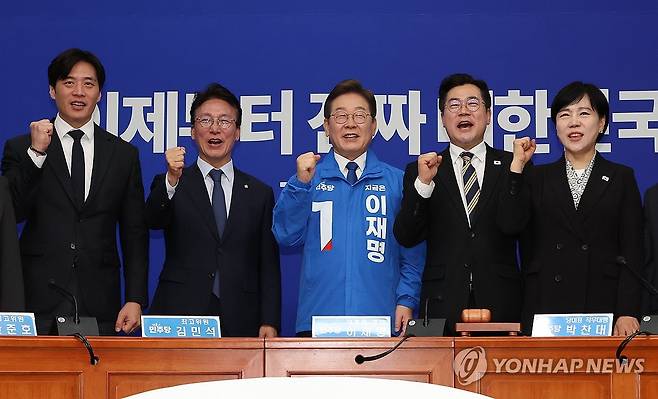 파이팅 외치는 이재명 대선 후보 (서울=연합뉴스) 김주성 기자 = 더불어민주당 이재명 대선 후보와 박찬대 당대표 직무대행 겸 원내대표, 최고위원들이 28일 서울 여의도 국회에서 열린 최고위원회의에서 파이팅을 외치고 있다. 2025.4.28 utzza@yna.co.kr