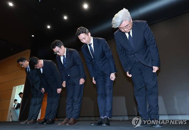 유심 정보 유출 사과하는 SK텔레콤 (서울=연합뉴스) 신현우 기자 = 유영상 SK텔레콤 대표이사(가운데) 등이 지난 25일 서울 중구 SKT타워에서 SK텔레콤 이용자 유심(USIM) 정보가 해커 공격으로 유출된 것과 관련해 고개 숙여 사과하고 있다. 2025.4.25 nowwego@yna.co.kr