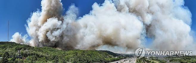 확산하는 대구 산불 (대구=연합뉴스) 윤관식 기자 = 28일 오후 2시 1분께 대구 북구 노곡동 함지산에서 발생한 산불이 인근인 조야동 민가까지 확산하고 있다. 2025.4.28 psik@yna.co.kr