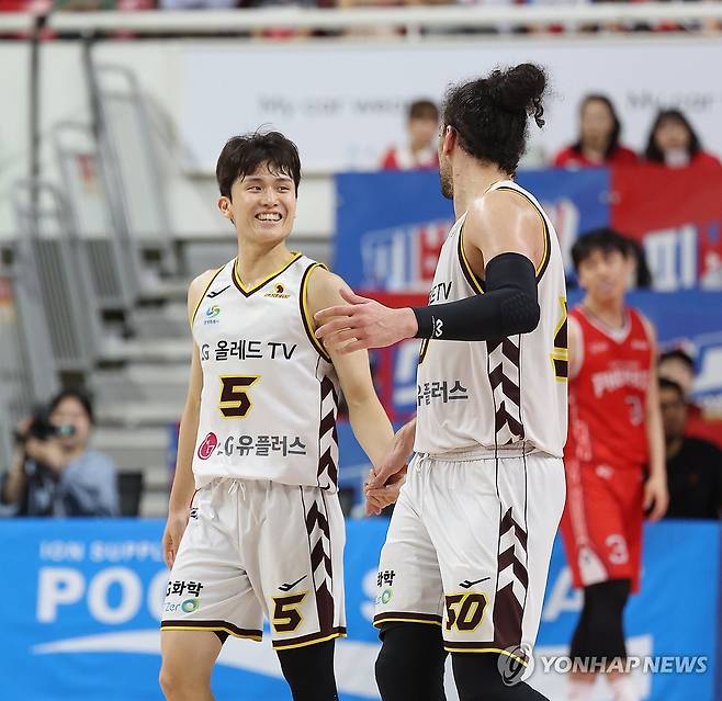 양준석 '득점 성공' (울산=연합뉴스) 김용태 기자 = 28일 울산 동천체육관에서 열린 2024-2025 KCC 프로농구 4강 플레이오프 울산 현대모비스와 창원 LG의 3차전에서 LG 양준석이 득점한 후 마레이와 기뻐하고 있다. 2025.4.28 yongtae@yna.co.kr