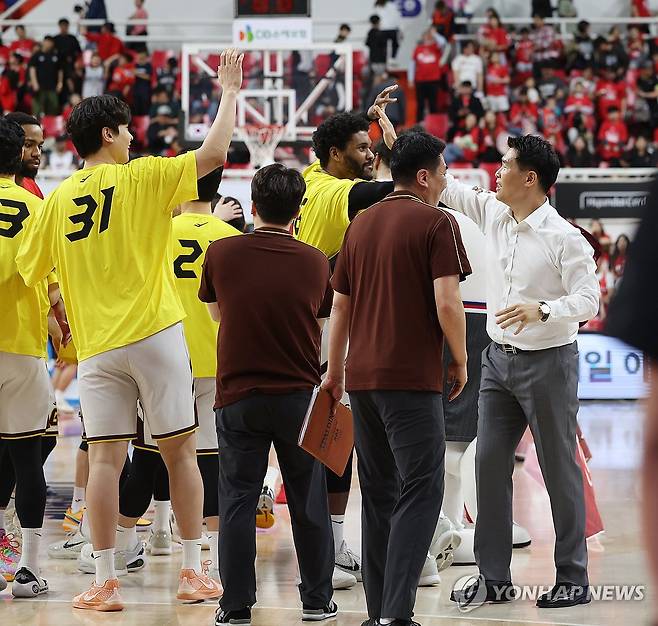 선수들과 기뻐하는 조상현 감독 (울산=연합뉴스) 김용태 기자 = 28일 울산 동천체육관에서 열린 2024-2025 KCC 프로농구 4강 플레이오프 울산 현대모비스와 창원 LG의 3차전에서 승리한 LG 조상현 감독이 선수들과 기뻐하고 있다. 2025.4.28 yongtae@yna.co.kr