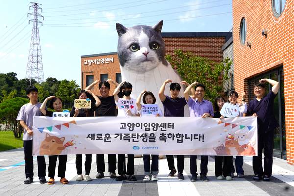 반려마루 화성에 설치된 고양이입양센터는 유기묘가 새 가족을 만날 수 있도록 입양 캠페인을 벌이고 있다. /경기도 제공