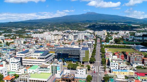 올해 제주도의 땅값 상승률이 '플러스'로 전환된 가운데, 서귀포시 지역이 상대적으로 상승 추이가 확연한 것으로 나타났다. 사진은 서귀포시 전경.