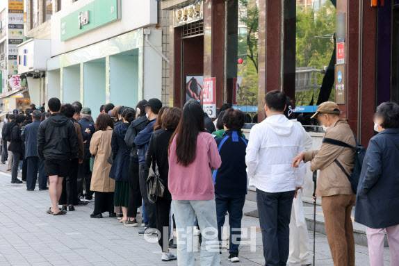 해킹 공격으로 가입자 유심 정보가 탈취된 SK텔레콤이 가입자 유심 무상 교체를 시작한 28일 오전 서울 강남구 T월드 본사 직영 대리점에 고객들이 줄지어 대기하고 있다.(사진=이데일리 방인권 기자)