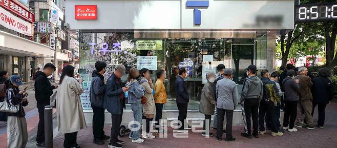 SK텔레콤이 가입자 유심 무상 교체를 시작한 28일 서울 마포구의 한 T월드 본사 직영 대리점을 찾은 고객들이 유심을 교체하기 위해 대기하고 있다.(사진=이데일리 방인권 기자)
