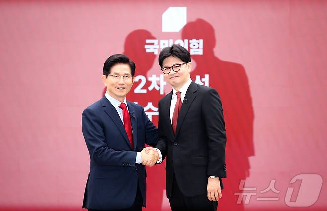 김문수 국민의힘 경선 후보가 23일 서울 영등포구 중앙당사에서 열린 제21대 대통령후보자 선출을 위한 2차 경선 토론회 미디어 데이에서 1:1 맞수 토론 상대로 한동훈 후보를 선택한 뒤 포즈를 취하고 있다. 2025.4.23/뉴스1 ⓒ News1 국회사진취재단