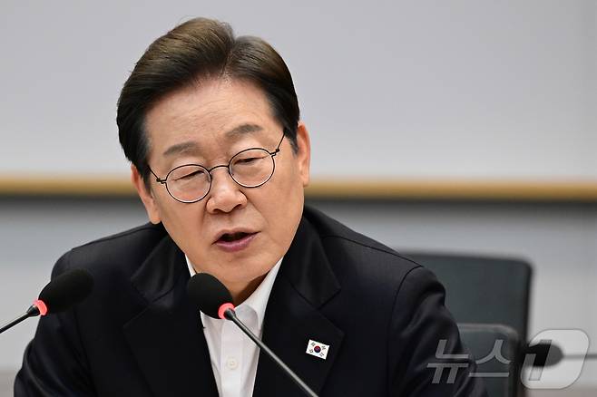 이재명 더불어민주당 대선 후보가 28일 오후 경기도 이천시 SK하이닉스 이천캠퍼스에서 열린 'K-반도체' AI메모리반도체 기업 간담회에 참석해 모두발언을 하고 있다. 2025.4.28/뉴스1 ⓒ News1 국회사진취재단