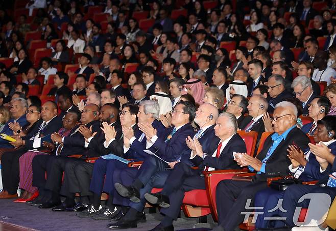 29일 오전 부산 해운대구 벡스코 오디토리움에서 열린 제10차 아워 오션 콘퍼런스(OOC) 개회식에서 박형준 부산시장, 강도형 해양수산부 장관, 존 케리 전 미 국무장관, 피터 톰슨 유엔(UN) 해양특사 등 참석자들이 손뼉을 치고 있다. 2025.4.29/뉴스1 ⓒ News1 윤일지 기자