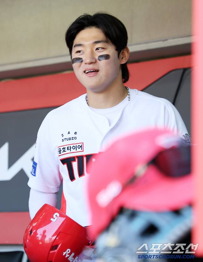 복귀 첫날 만루에서 적시타 이어 다음날 홈런포까지 터뜨린 김도영은 해맑게 웃었다.