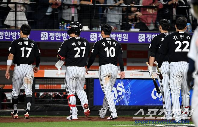 29일 대전한화생명볼파크에서 열린 LG와 한화의 경기, 한화가 3대2로 승리하며 3연승을 달렸다. 패한 LG 선수들이 아쉬워하고 있다. 대전=허상욱 기자wook@sportschosun.com/2025.04.29/