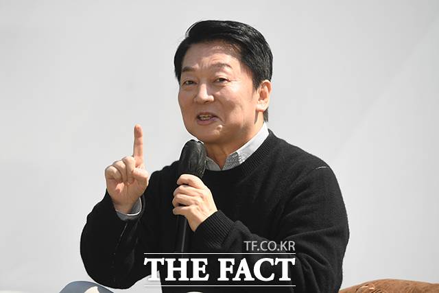 안철수 국민의힘 의원이 대선 2차경선에서 탈락한 뒤 "누가 최종후보가 되든 이재명 후보를 막고 정권교체를 이루는 데 제 힘을 바치겠다"고 다짐했다. 안 의원이 25일 오후 경기도 성남시 판교역 앞 광장에서 열린 '미래를 여는 단비토크, Ai 기술패권시대 대한민국 미래를 말하다'에서 발언하고 있다. /장윤석 기자
