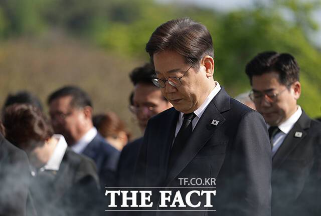 이재명 더불어민주당 대통령선거 후보가 28일 오전 서울 동작구 국립서울현충원에서 현충탑을 참배하며 묵념하고 있다. /남윤호 기자