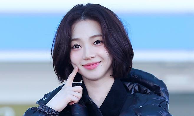 그룹 에스파 카리나가 프라다 패션쇼 참석을 위해 지난 26일 오전 인천국제공항을 통해 이탈리아 밀라노로 출국하고 있다. /뉴시스