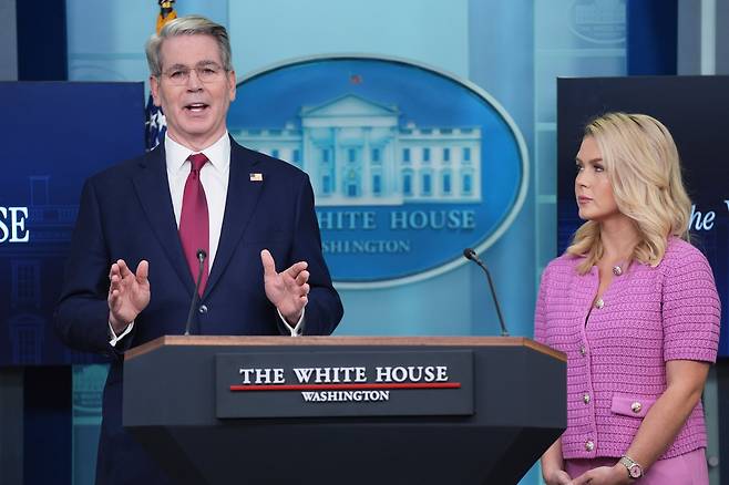 스콧 베선트 미국 재무부 장관이 현지시각 29일 오전 백악관에서 브리핑하는 모습. /AP 연합뉴스